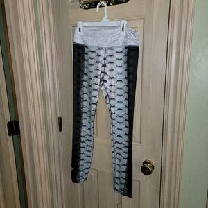 NWOT Aquaflauge Athletic Pants leggings Misses sz S Fish scales Black White